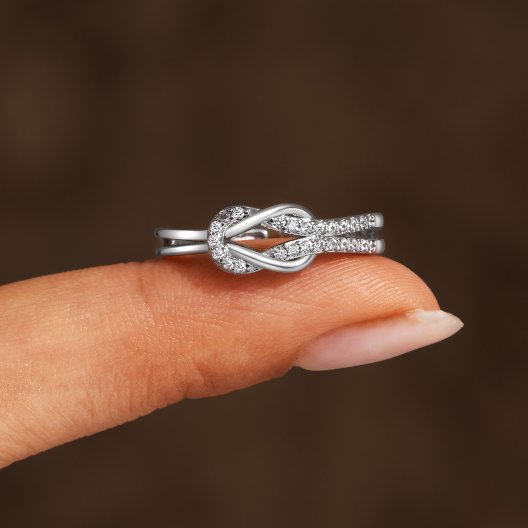 Knoopring - EverKnot - Elegante Zilverring met Cubic Zirconia - Verstelbaar en Symbolisch Cadeau