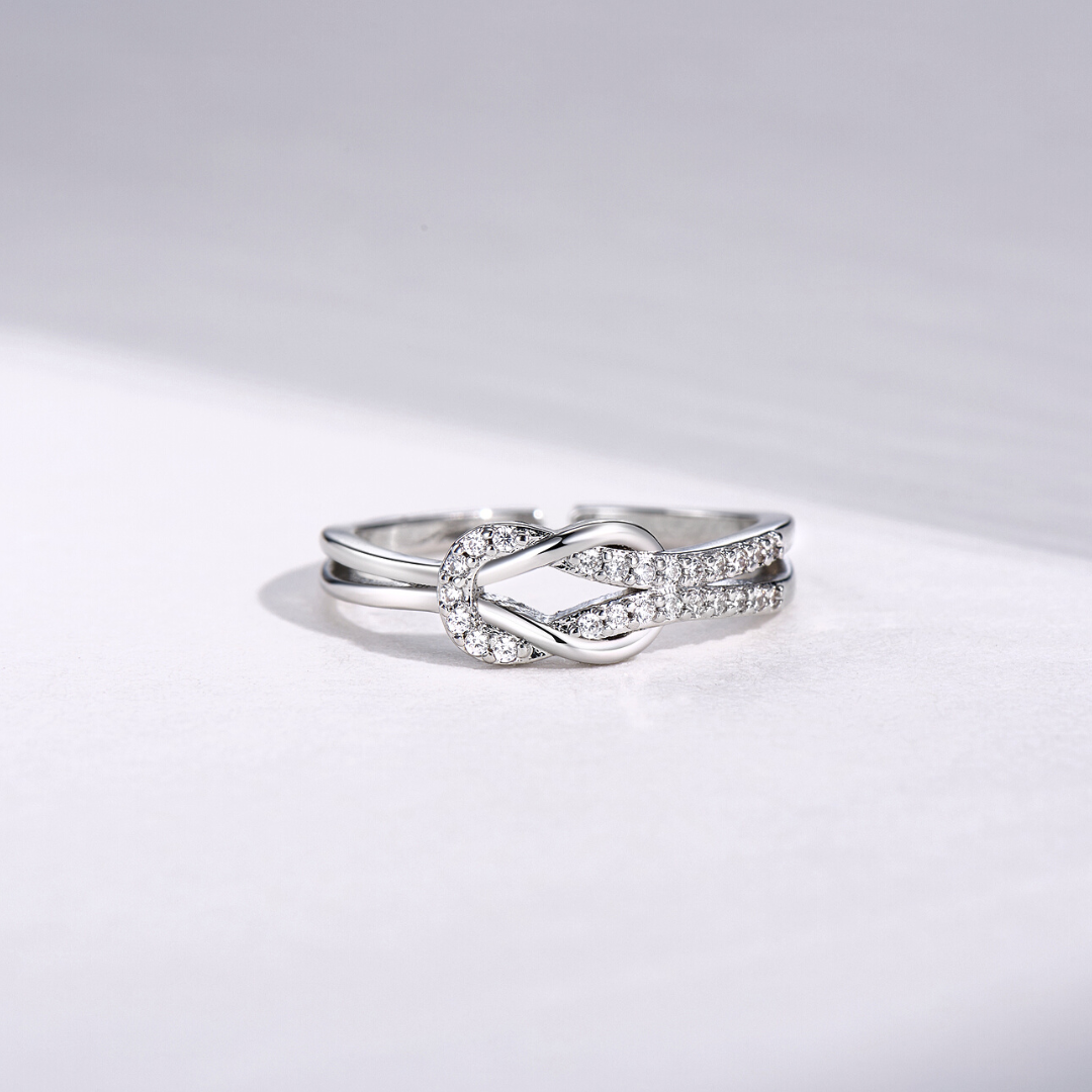 Knoopring - EverKnot - Elegante Zilverring met Cubic Zirconia - Verstelbaar en Symbolisch Cadeau